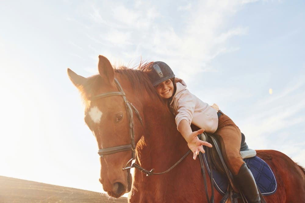 Jeune fille à cheval avec une bonne selle de dressage
