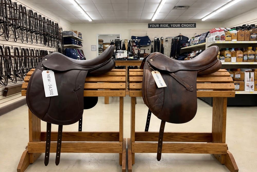 Selle de dressage neuve, occasion, comparaison