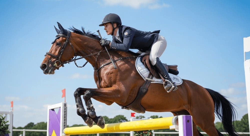 Cavalier avec des bottes équitation en CSO