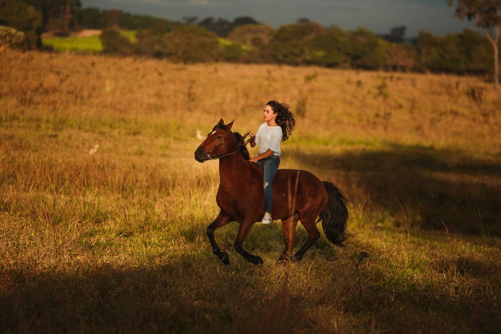 Femme à cheval à la mer à cru