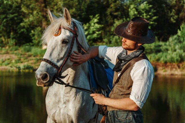 Cavalier avec son cheval pour travail à pied à cheval