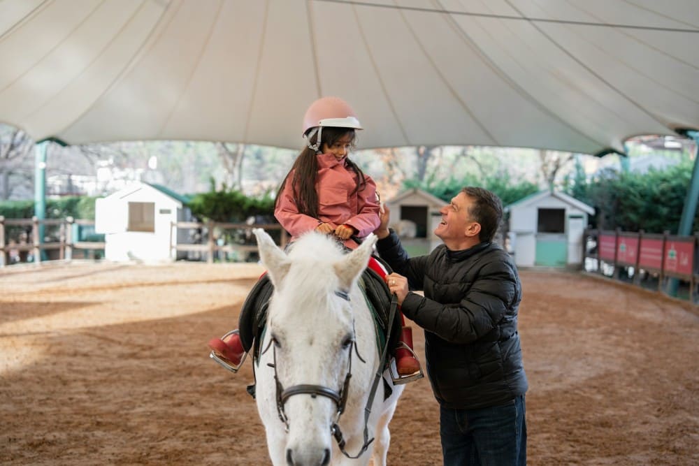 Cavalière avec son moniteur pour un stage poney vacances
