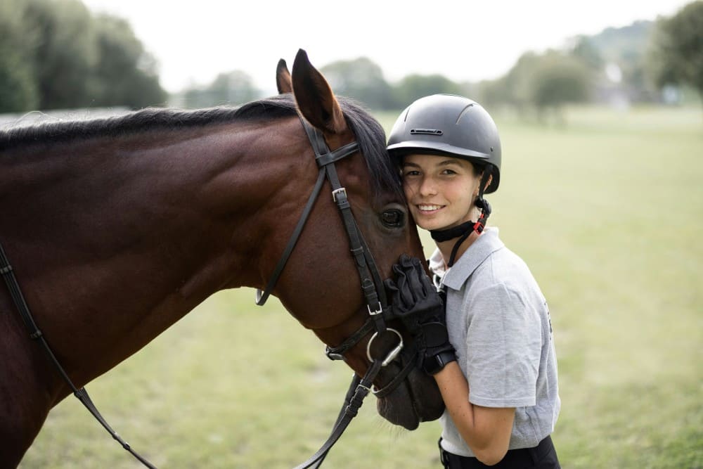 Cavalière près de son cheval