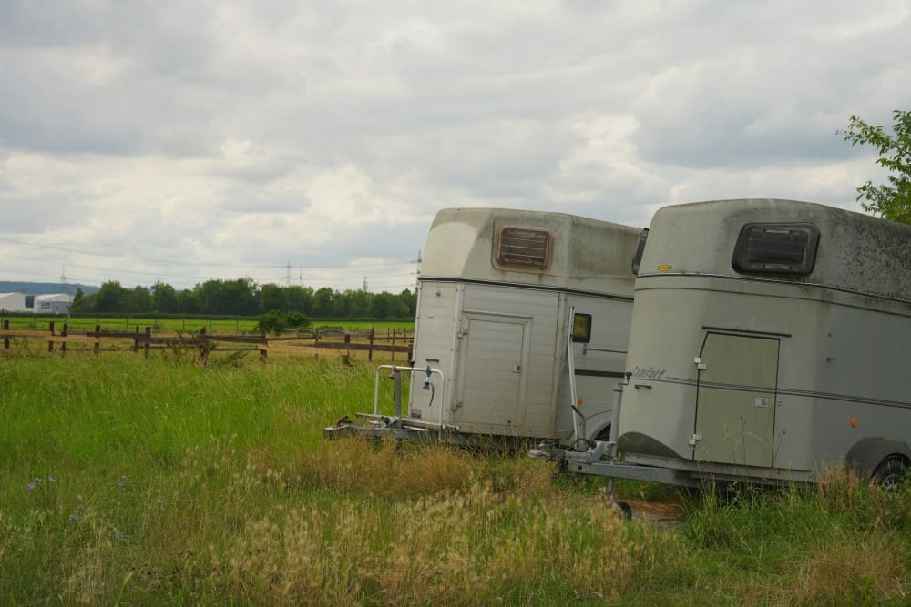 Deux vans dans un champ, assurer un van chevaux