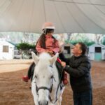 À quel âge commencer l’équitation ? Guide complet pour enfants et adultes