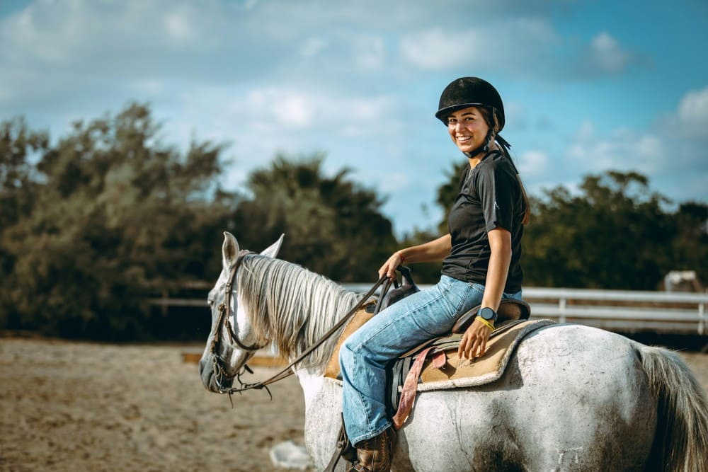 Femme adulte qui commence l'équitation