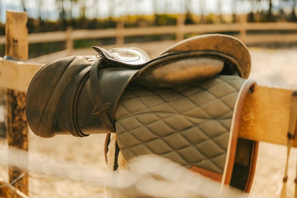 Tapis de selle et selle sur une barrière